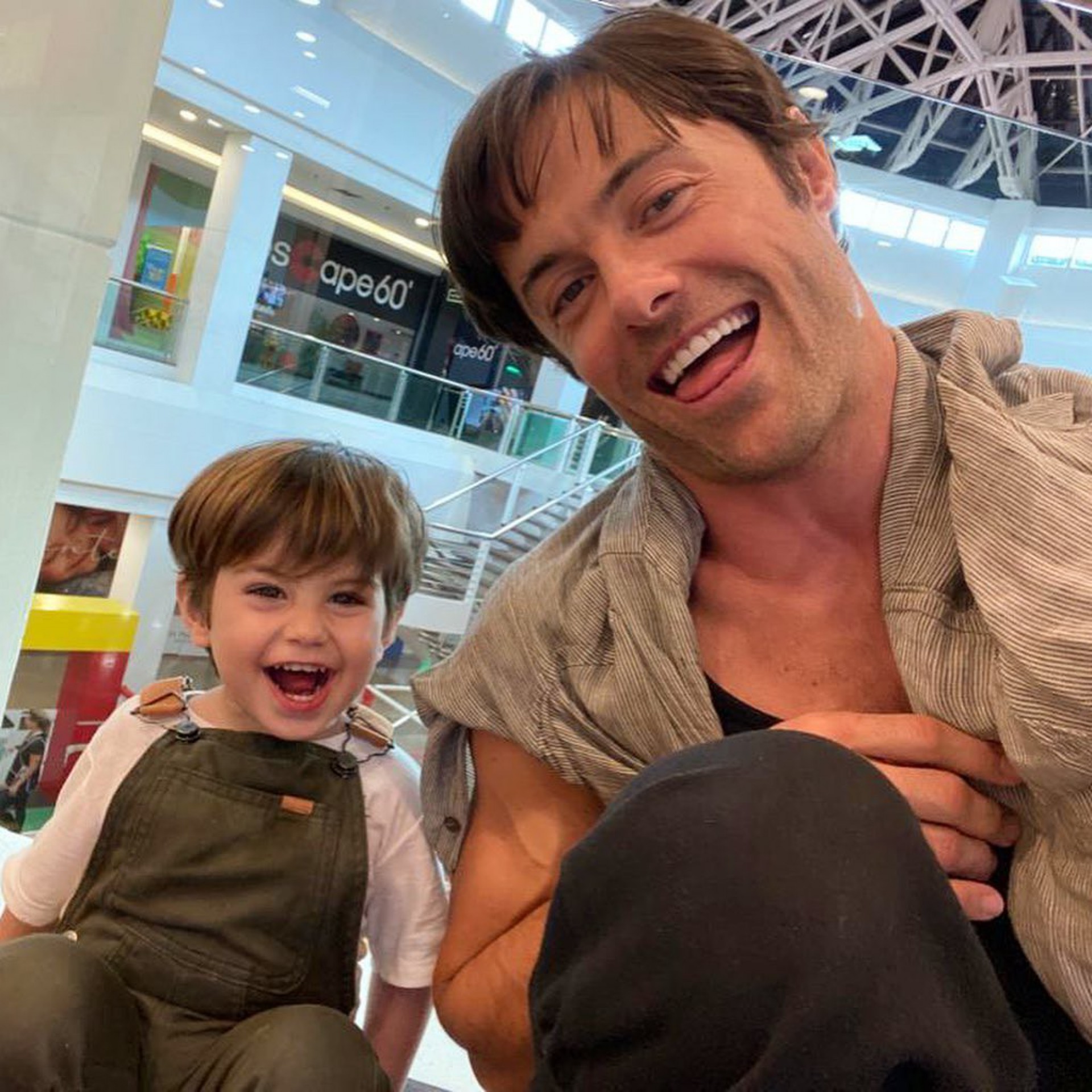 Kayky Brito com o sobrinho Antonio Enrico - Reprodução Internet