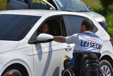 Blitz educativa orienta motoristas e pedestres em Itaipuaçu