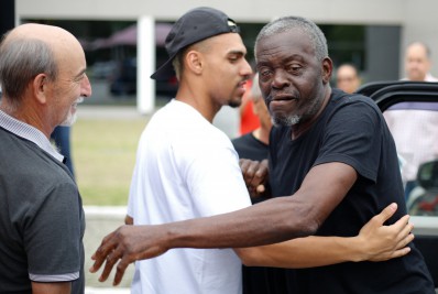 Jogador do Flamengo festeja volta do massagista Denir ao Ninho do Urubu: 'Dia de alegria'