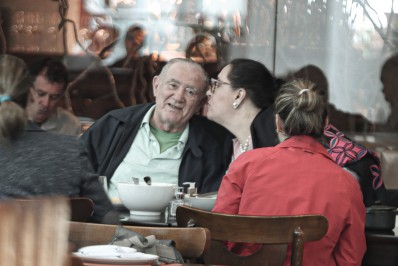 Aos 87 anos, Renato Aragão almoça com a esposa em restaurante na Barra