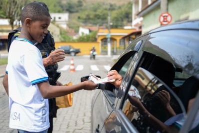 Alunos participam de blitz de trânsito educativa em Amparo