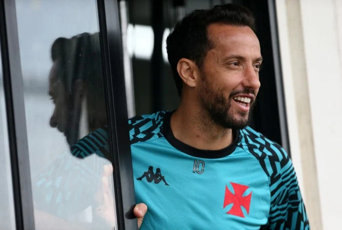 Nenê revela conversas para renovar contrato com o Vasco: 'Dá para jogar mais um pouquinho'