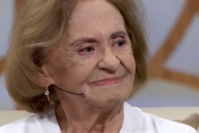 Aos 95 anos, Laura Cardoso vai às lágrimas no 'Encontro'