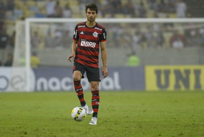 Após confirmação de que está fora da temporada, zagueiro do Flamengo avisa: 'A história do Rodrigo não acabou por aqui'