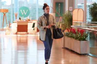 Sophie Charlotte curte tarde em shopping no Rio 