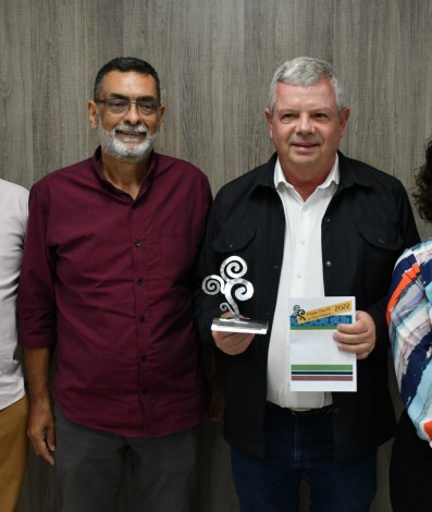 O prefeito Axel Grael e os secretários municipais de Participação Social, Anderson Pipico, e de Ciência e Tecnologia, Valéria Braga, receberam a premiação.