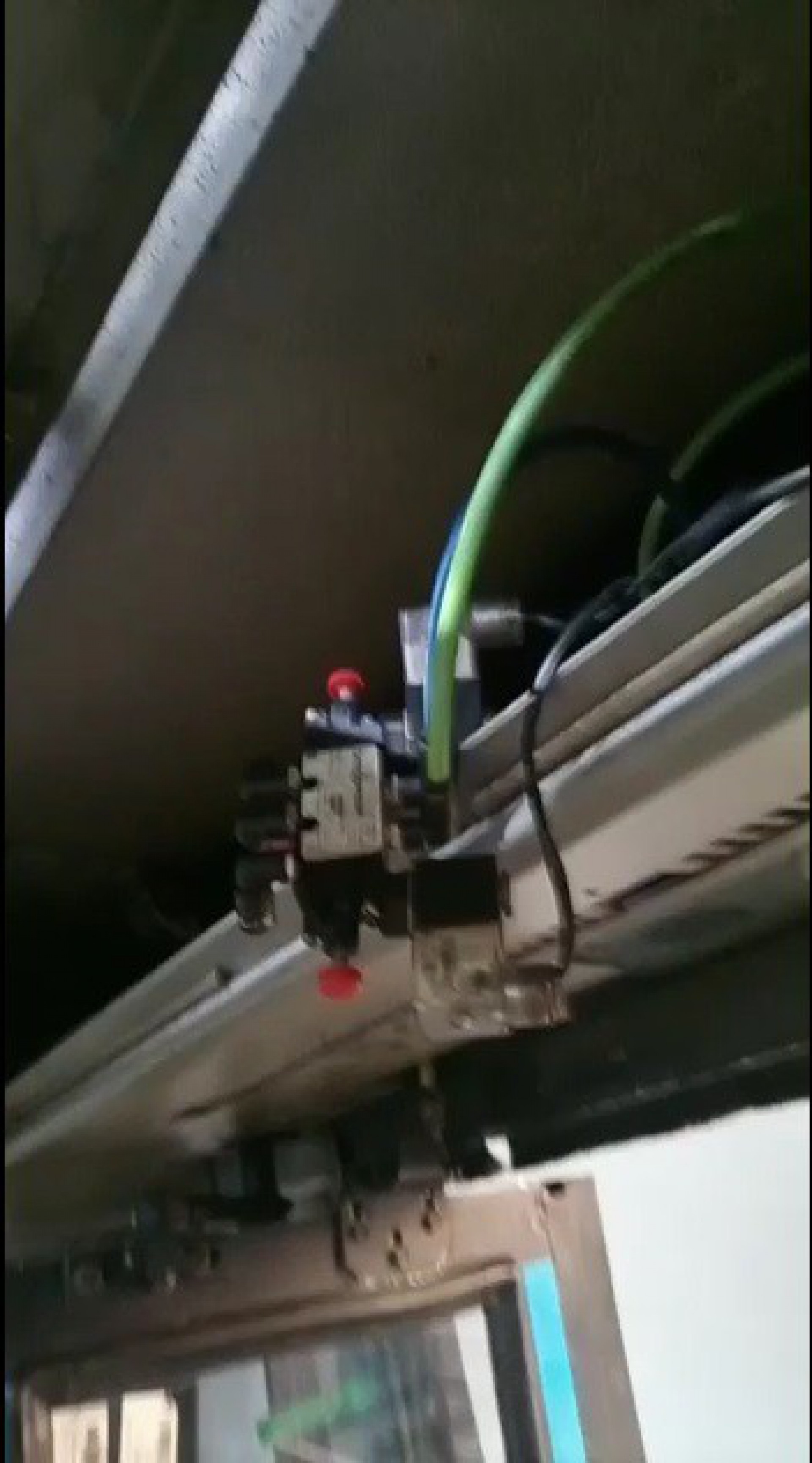 Usuários do BRT desconectam os mecanismos de fechamento das portas, arrebentando os fios, para que elas permaneçam abertas e eles possam sair onde quiserem, arriscando suas vidas
