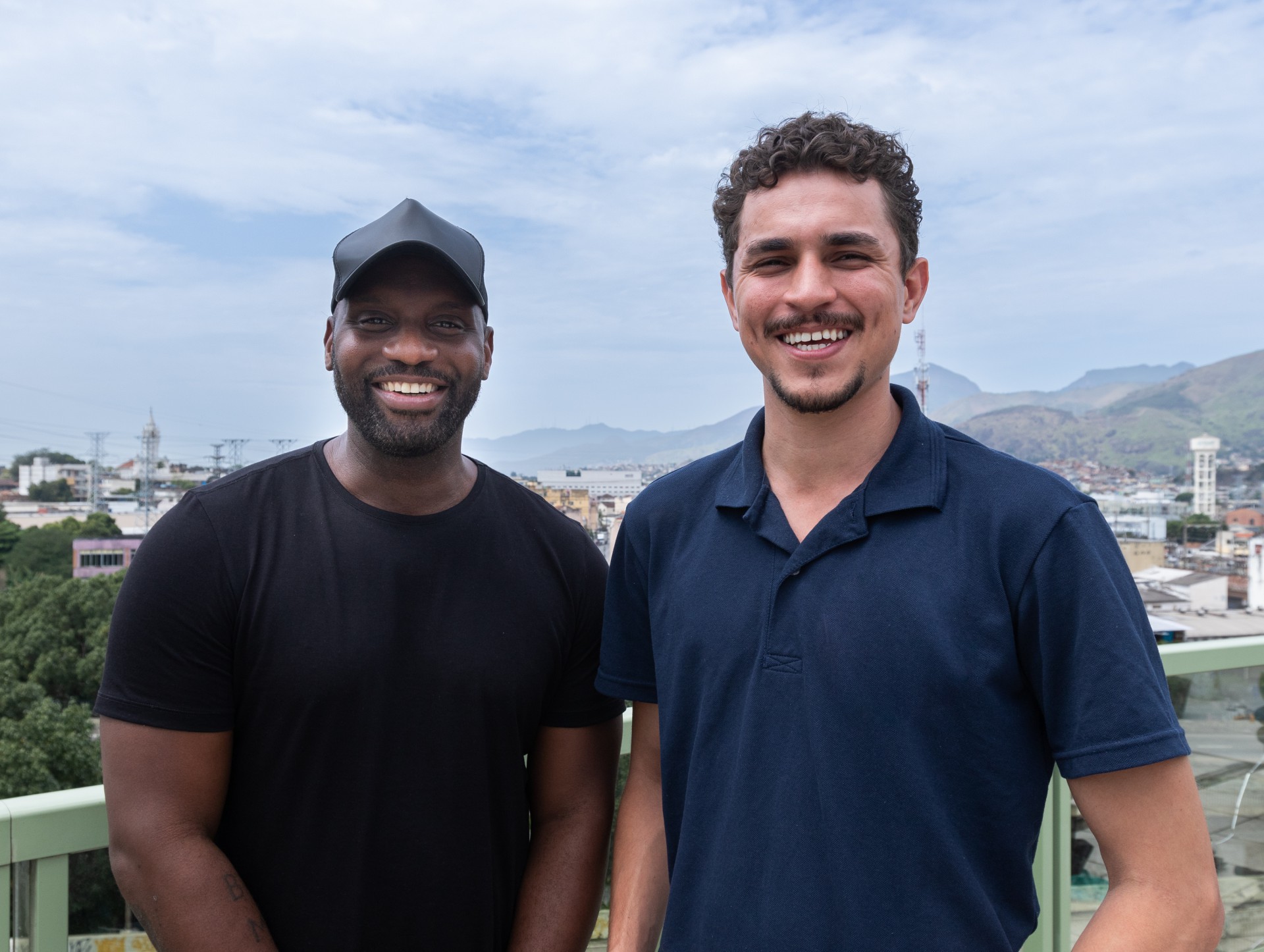 O rapper, head e diretor criativo da Duto, Marcello Dughettu, e o secretário da Juventude da Prefeitura do Rio de Janeiro, Salvino Oliveira - Duto