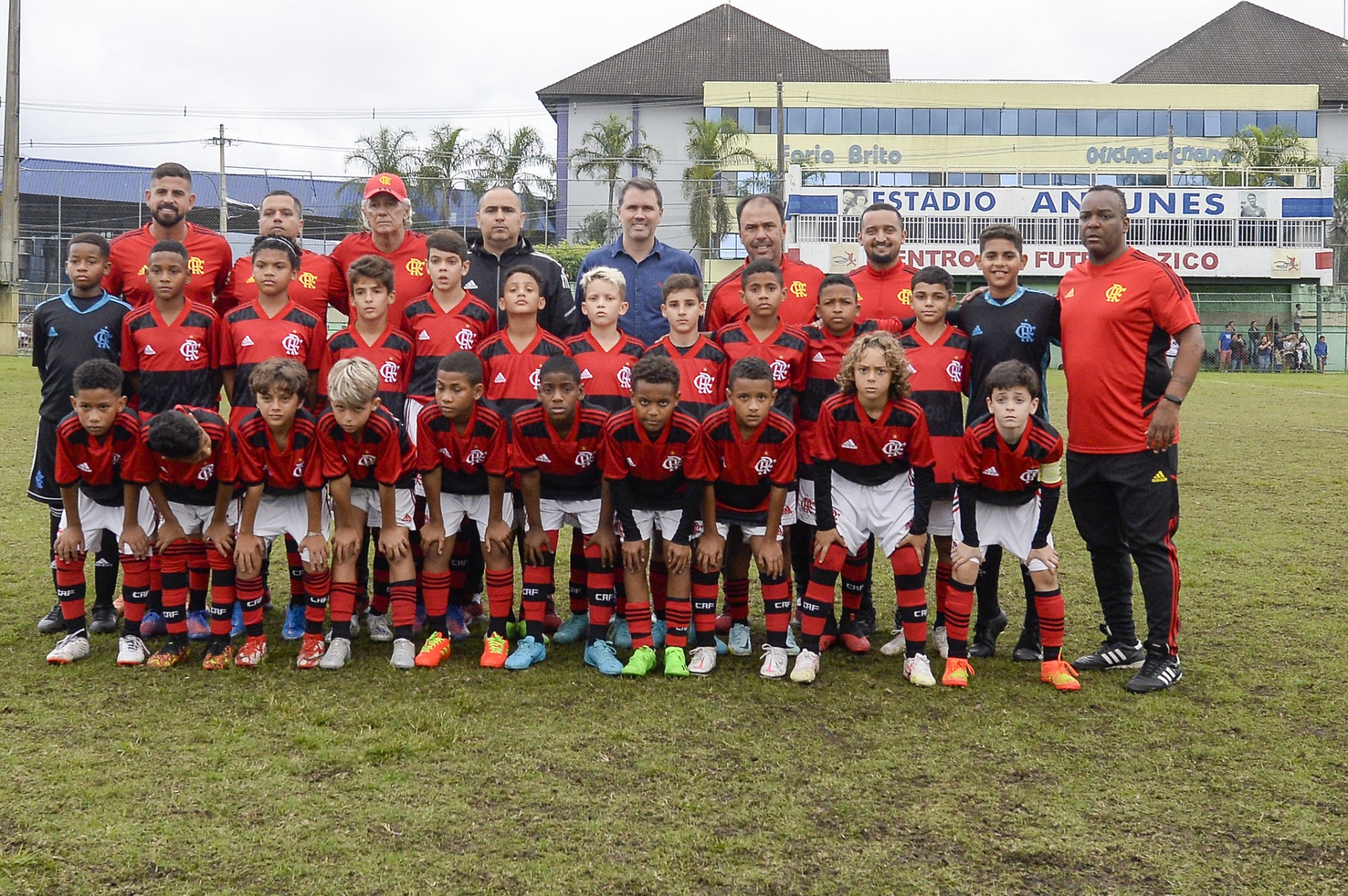 Zico entre trof&eacute;u para jovens do Flamengo - Marcelo Cortes / Flamengo