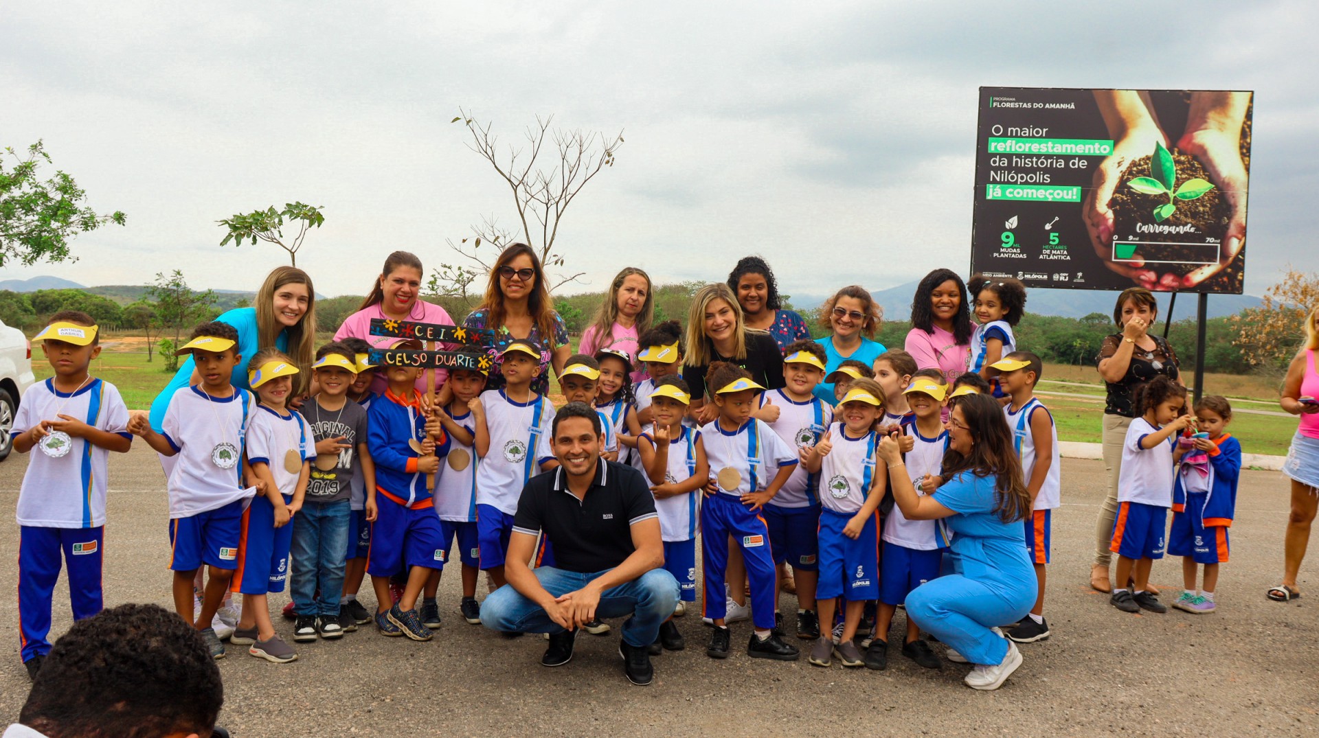O prefeito Abra&atilde;ozinho (agachado) junto aos os estudantes das 31 escolas municipais e das redes privadas de Nil&oacute;polis no Parque Gericin&oacute; - Divulga&ccedil;&atilde;o / PMN