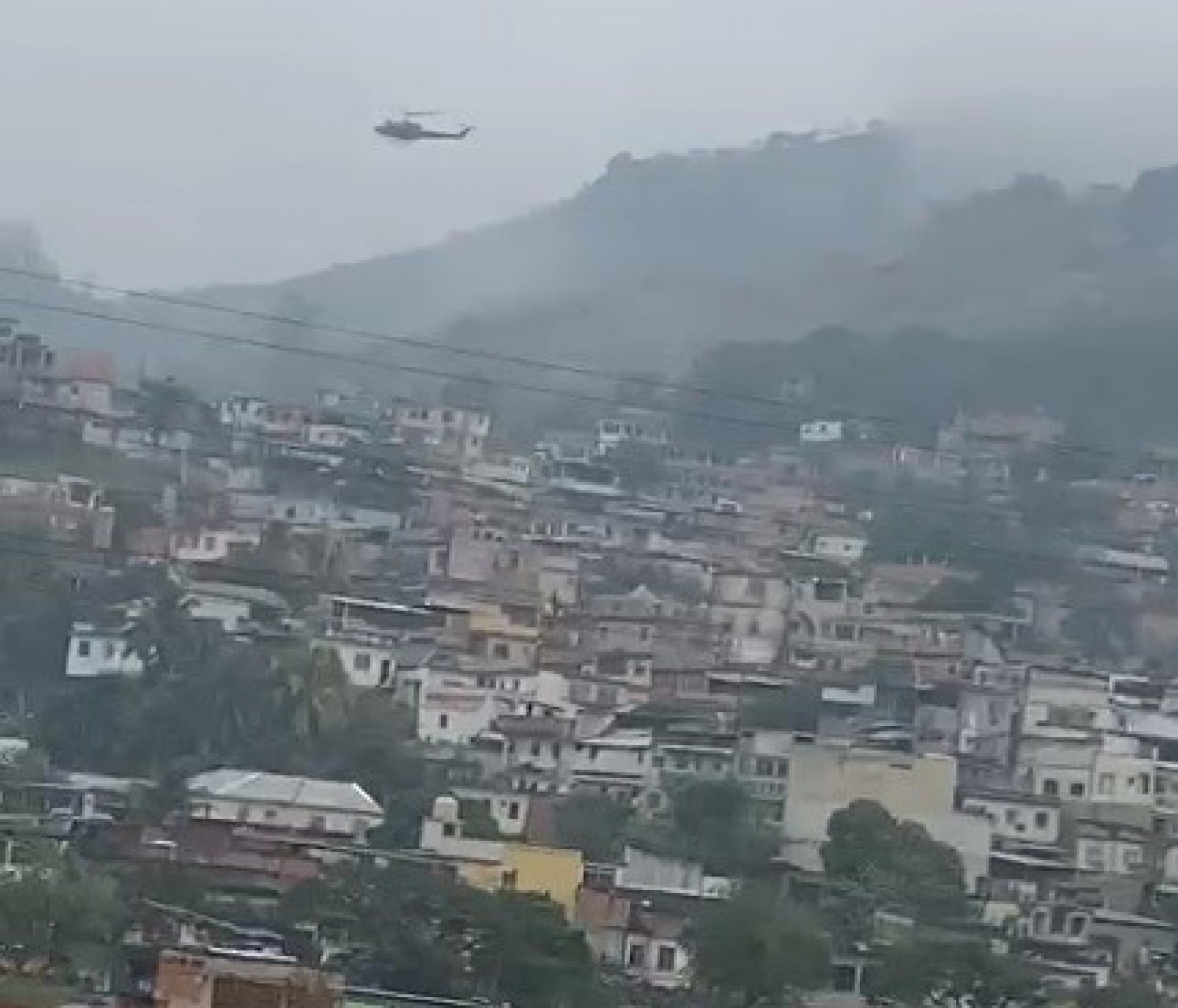Helic&oacute;ptero da PM sobrevoa morros do 18 e do Fub&aacute; nesta quinta-feira - Reprodu&ccedil;&atilde;o