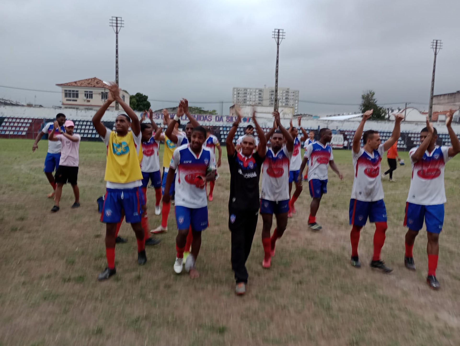 Os jogadores e o novo treinador Luciano Moraes sa&uacute;dam os torcedores que foram ao Est&aacute;dio Le&ocirc;nidas da Silva - Marcos Leandro / SEBR