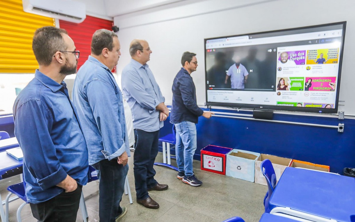 Alexandre Valle, Wagner Victer e Denis Macedo ouvem explica&ccedil;&otilde;es de um t&eacute;cnico