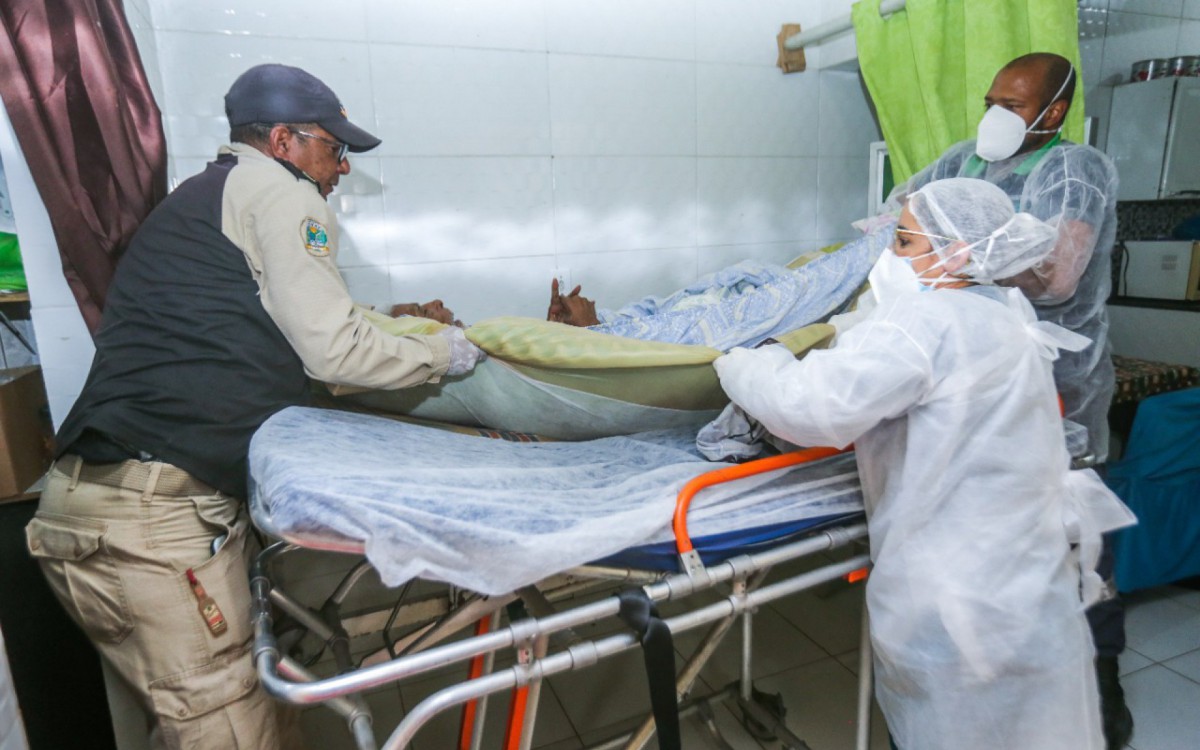Os idosos do asilo foram levados para o Hospital Fluminense para receberem tratamento adequado