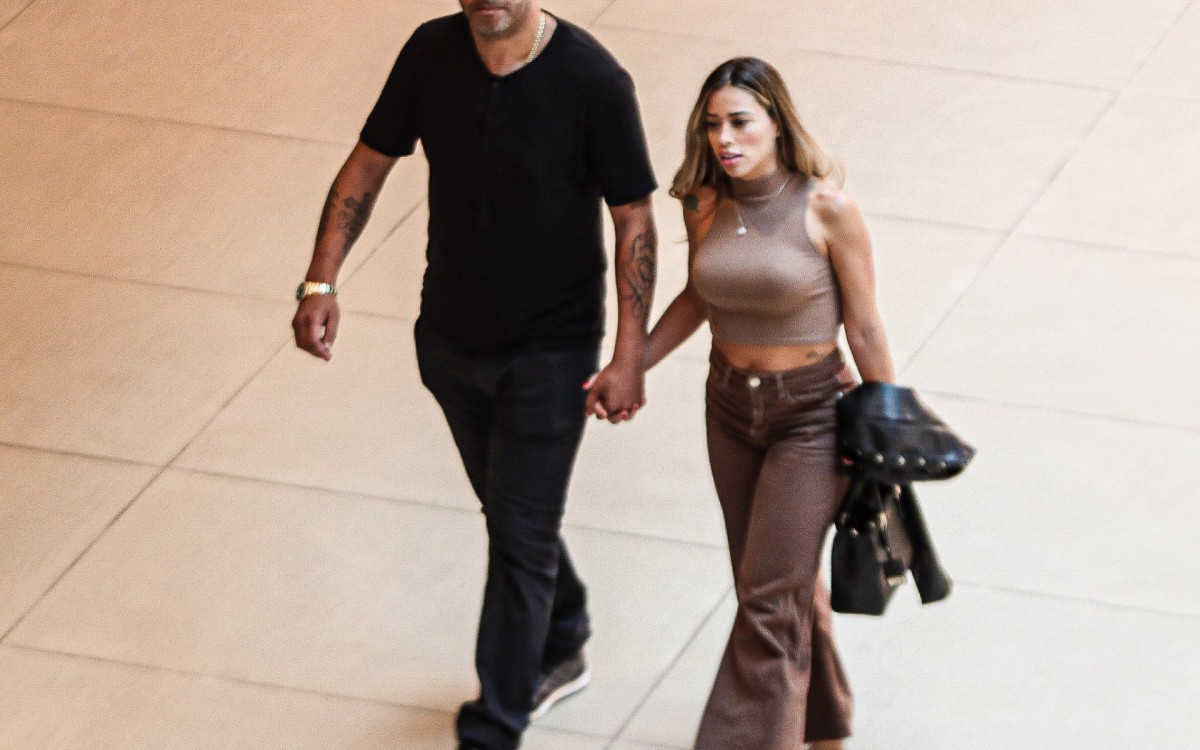 Adriano Imperador passeia de m&atilde;os dadas com a namorada, Micaela Mesquita