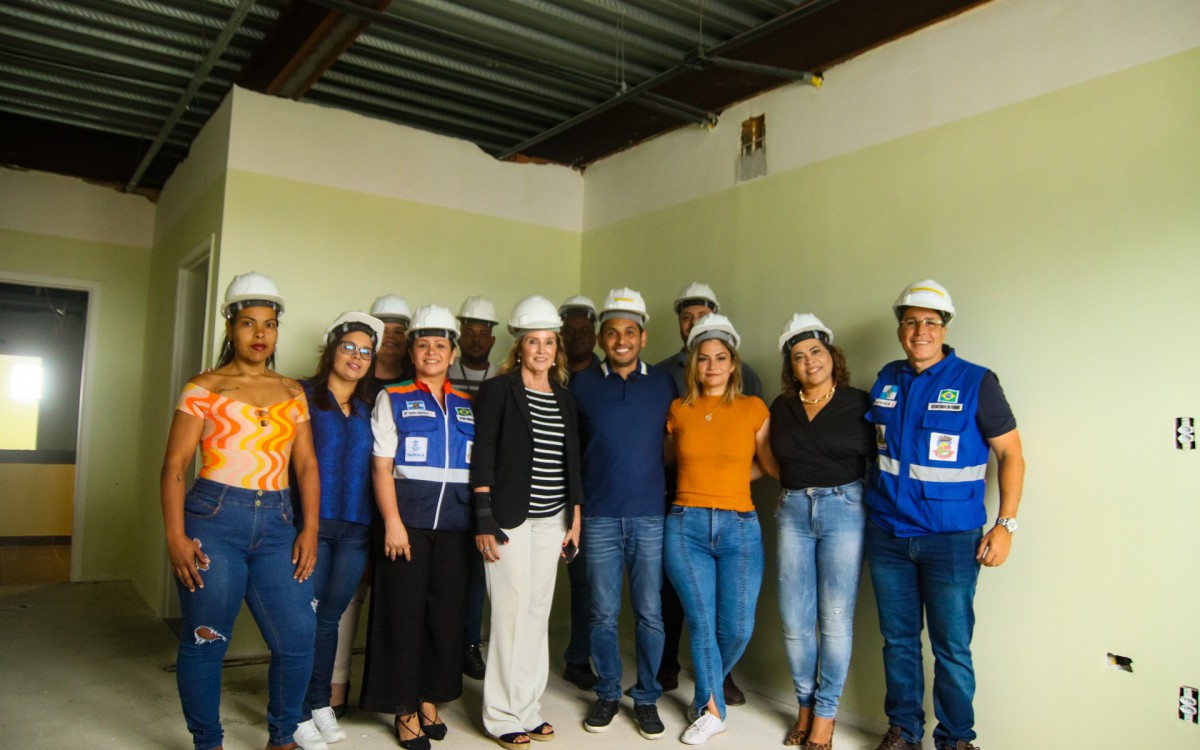 Autoridades municipais e do Cisbaf reunidas na vistoria do Hospital JK