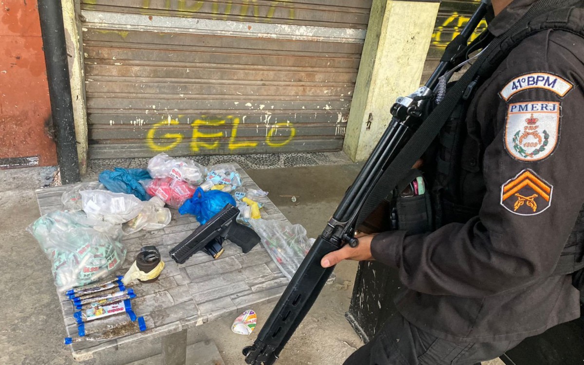 PMs apreenderam uma pistola, muni&ccedil;&otilde;es, uma granada  e drogas no Morro do Juramento