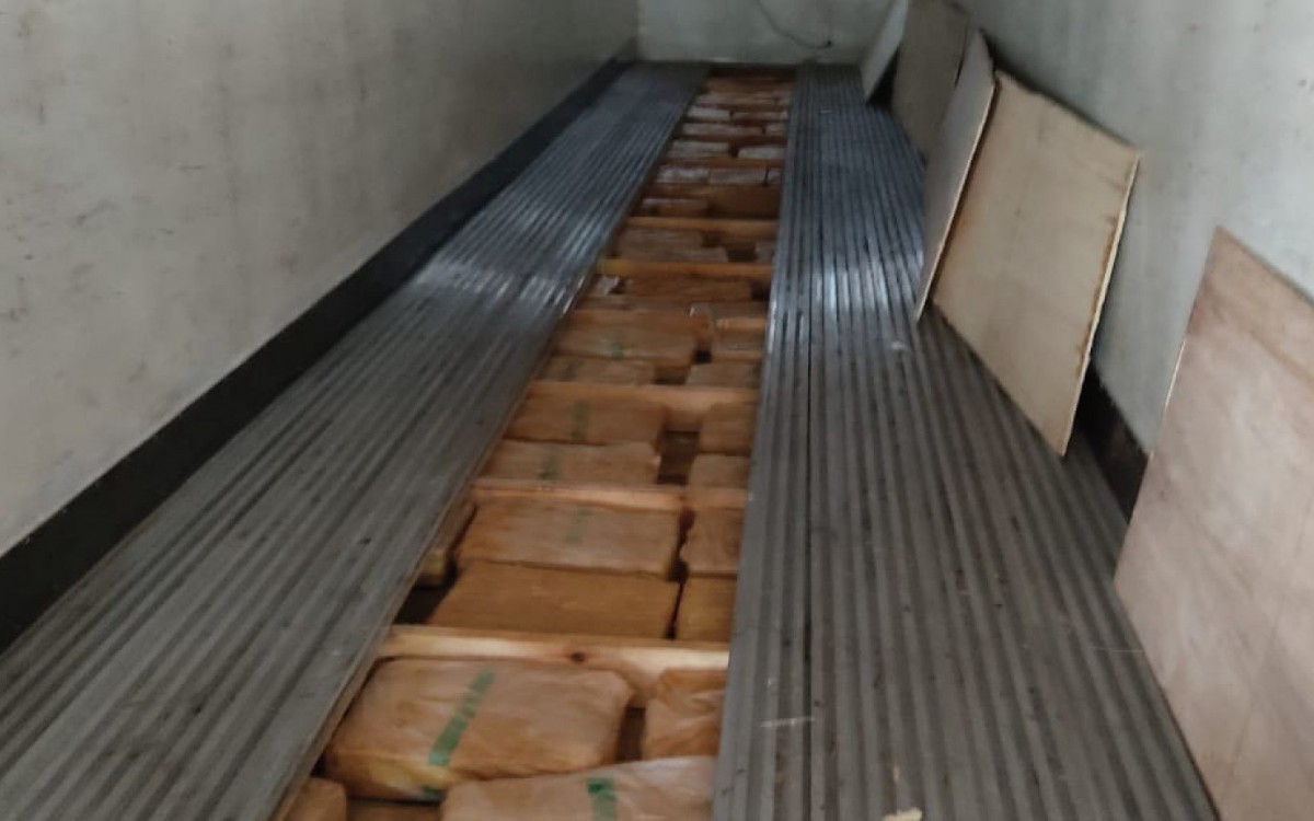 Pol&iacute;cia prende homem que transportava maconha oculta em carreta
