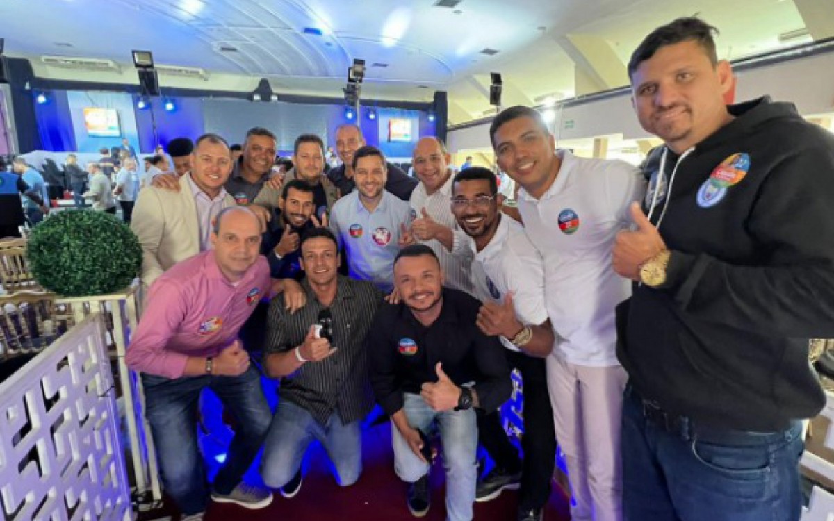 Pampolha ladeado pelo prefeito de Arraial, Marcelo Magno, o secret&aacute;rio de Governo cabista, Thiago F&eacute;lix, e os vereadores prefeito e o secret&aacute;rio municipal de Governo, Thiago F&eacute;lix: estiveram Shogum, Junior Chuchu, Galego, Cleyton Barreto, Pedro Caju, Juliano do Distrito, Professor Tayron e Tuquinha