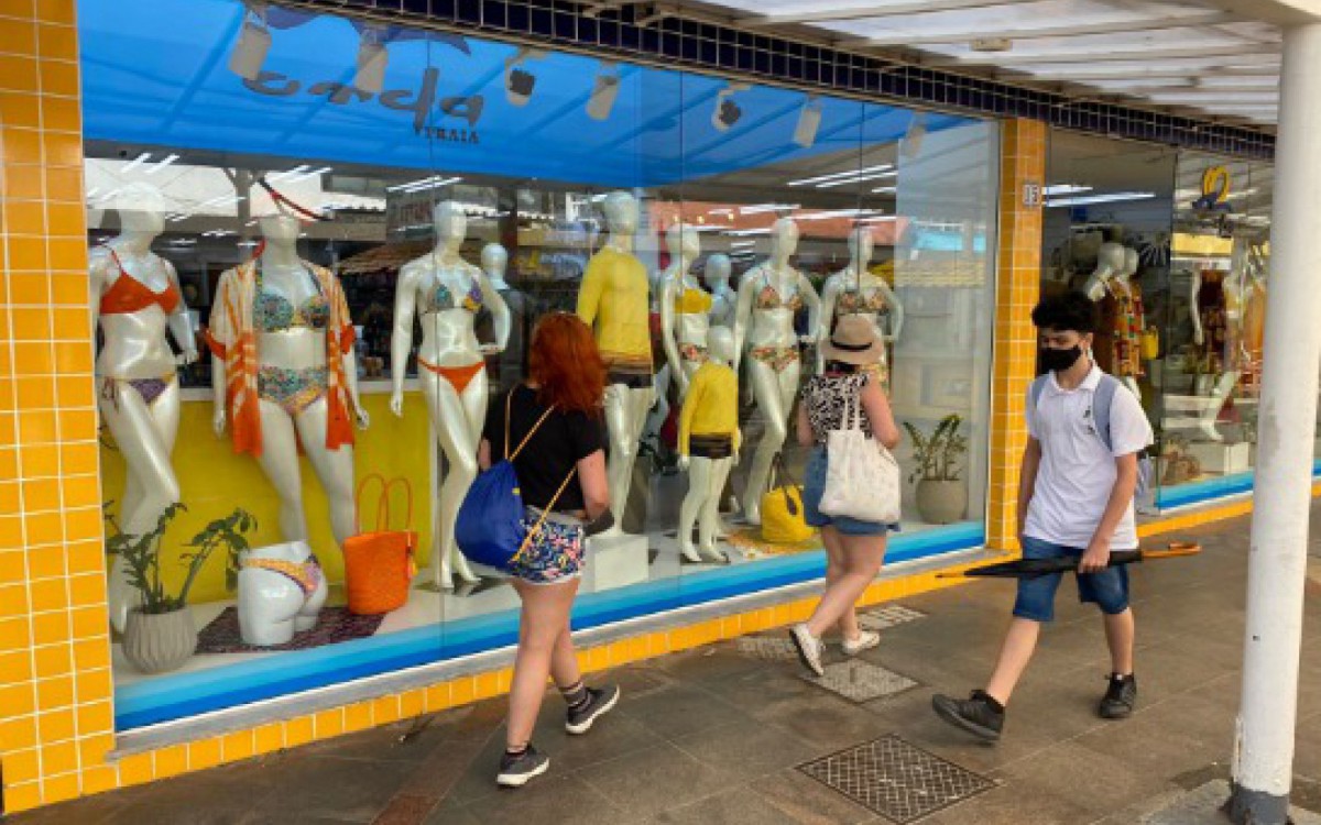 Cabo Frio recebe o Sunset Desfile Moda Praia, na Rua dos Biqu&iacute;nis
