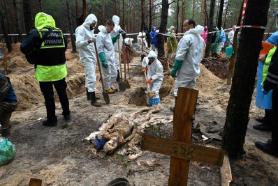 Ucrânia confirma a exumação de 436 corpos sepultados em floresta de Izium