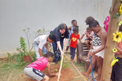Estudantes plantam mudas e são orientados para a importância da preservação das árvores