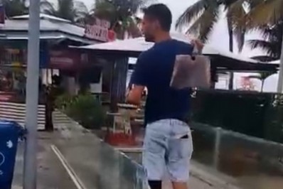 Vídeo: Homem é preso por quebrar vidraça de banheiro público na orla de Copacabana