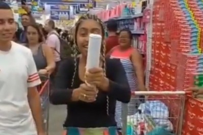 Vídeo: Casal faz chá revelação dentro de supermercado de Bonsucesso