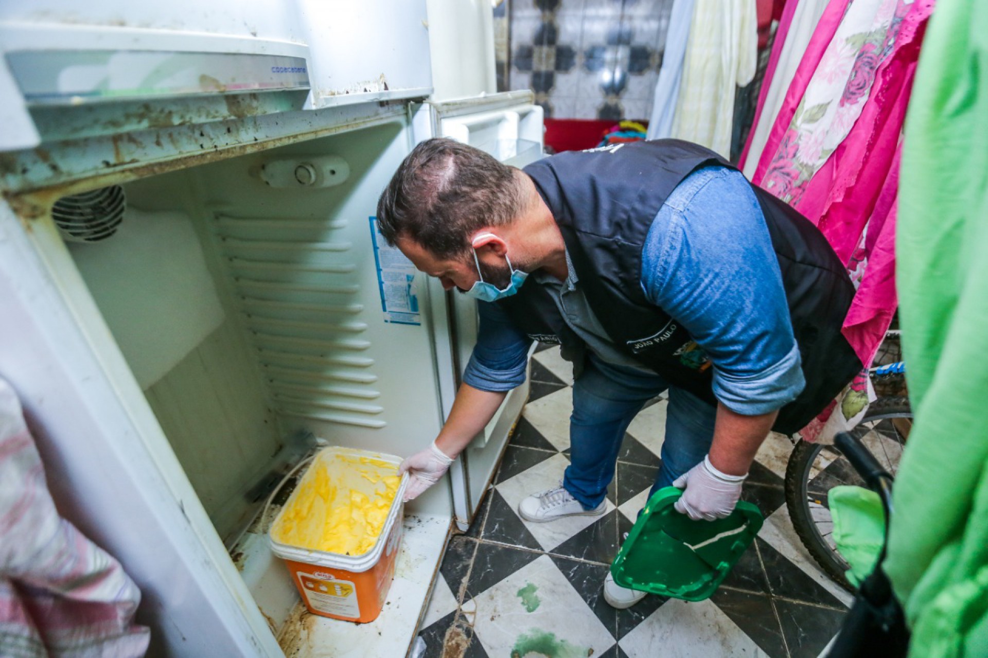 No local os t&eacute;cnicos da Prefeitura encontraram tamb&eacute;m alimentos impr&oacute;prios para o consumo - Rafael Barreto / PMBR