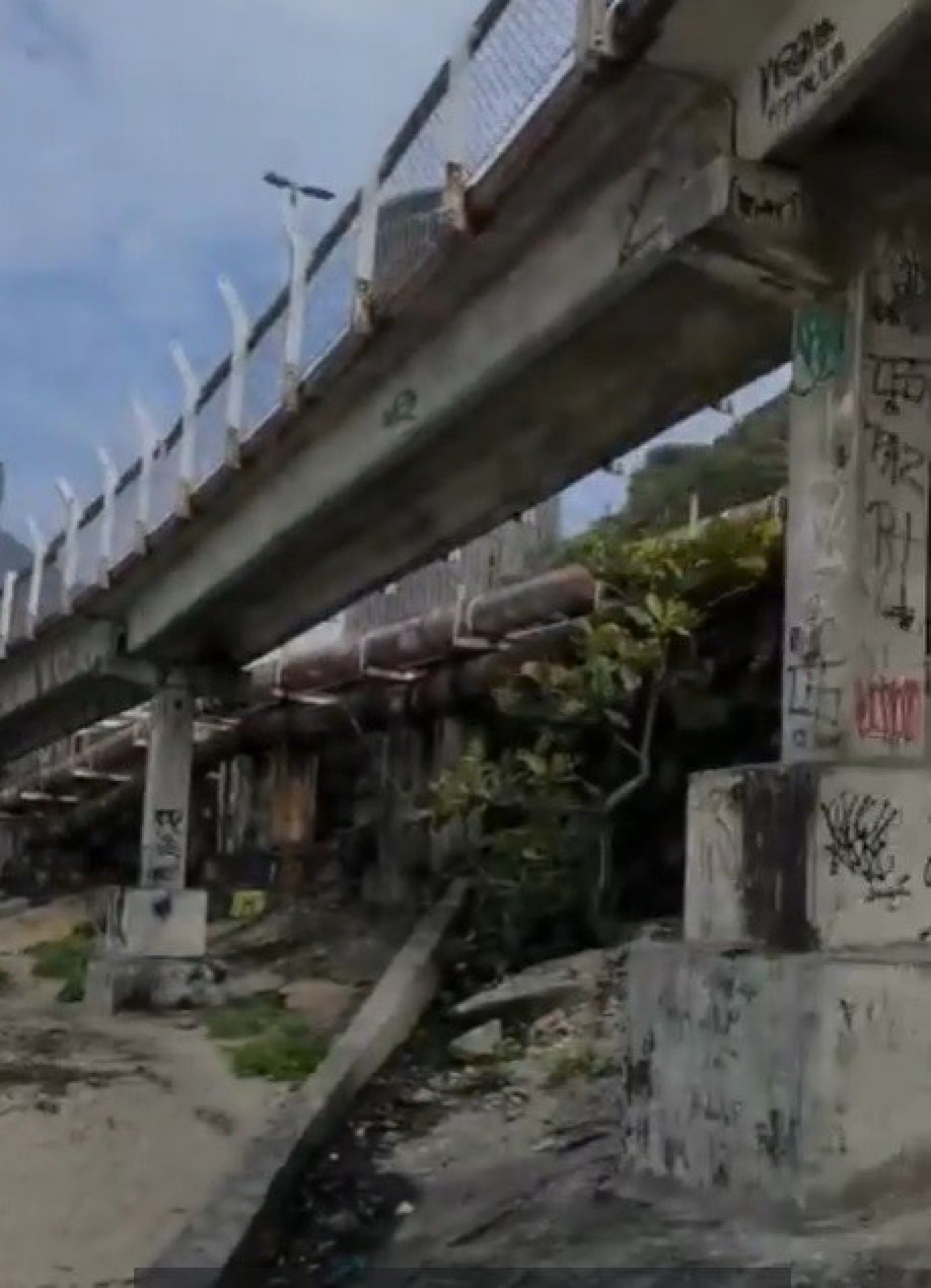 Encanamento de esgoto deteriorado coloca em risco estrutura da ciclovia Tim Maia