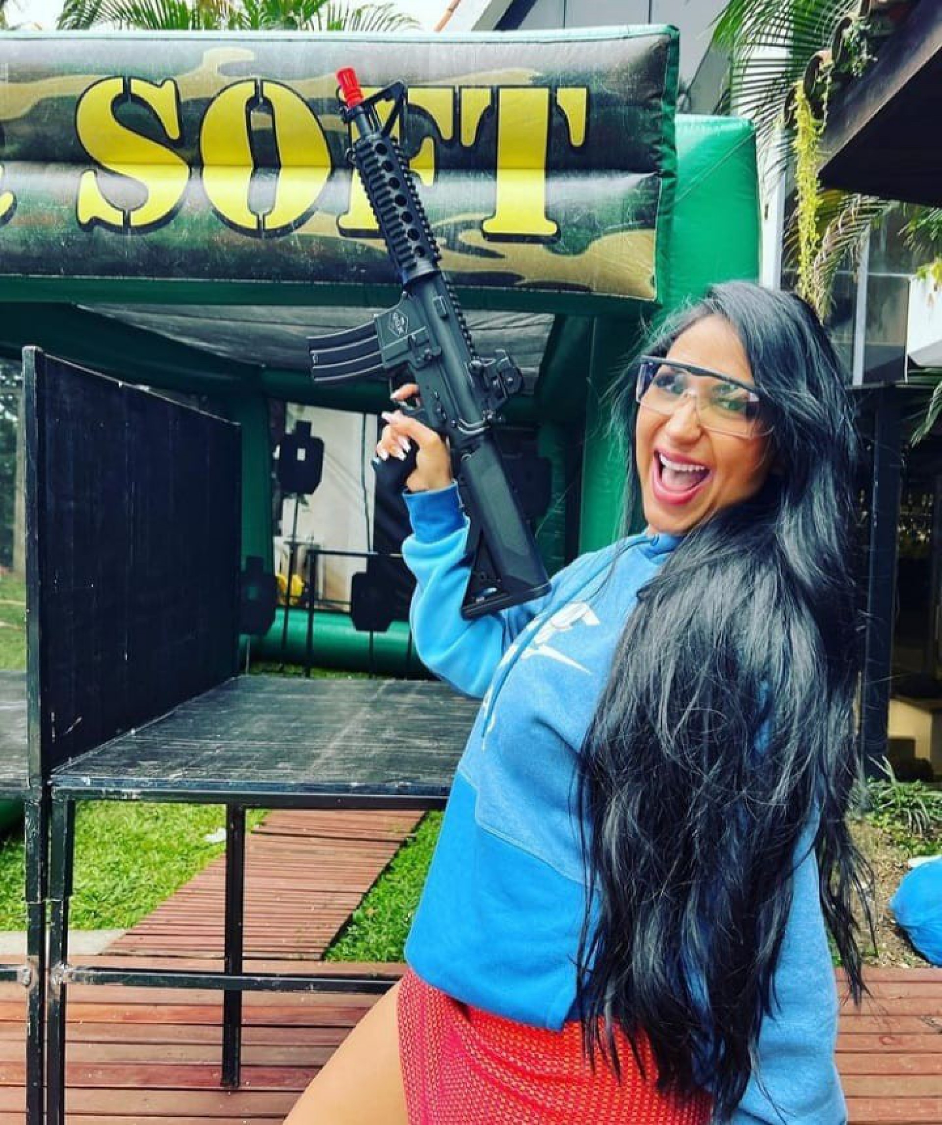 Dayanne, irmã de Deolane Bezerra, usou imagens de peoas de 'A Fazenda' em treinamento de tiro ao alvo - Reprodução/Instagram