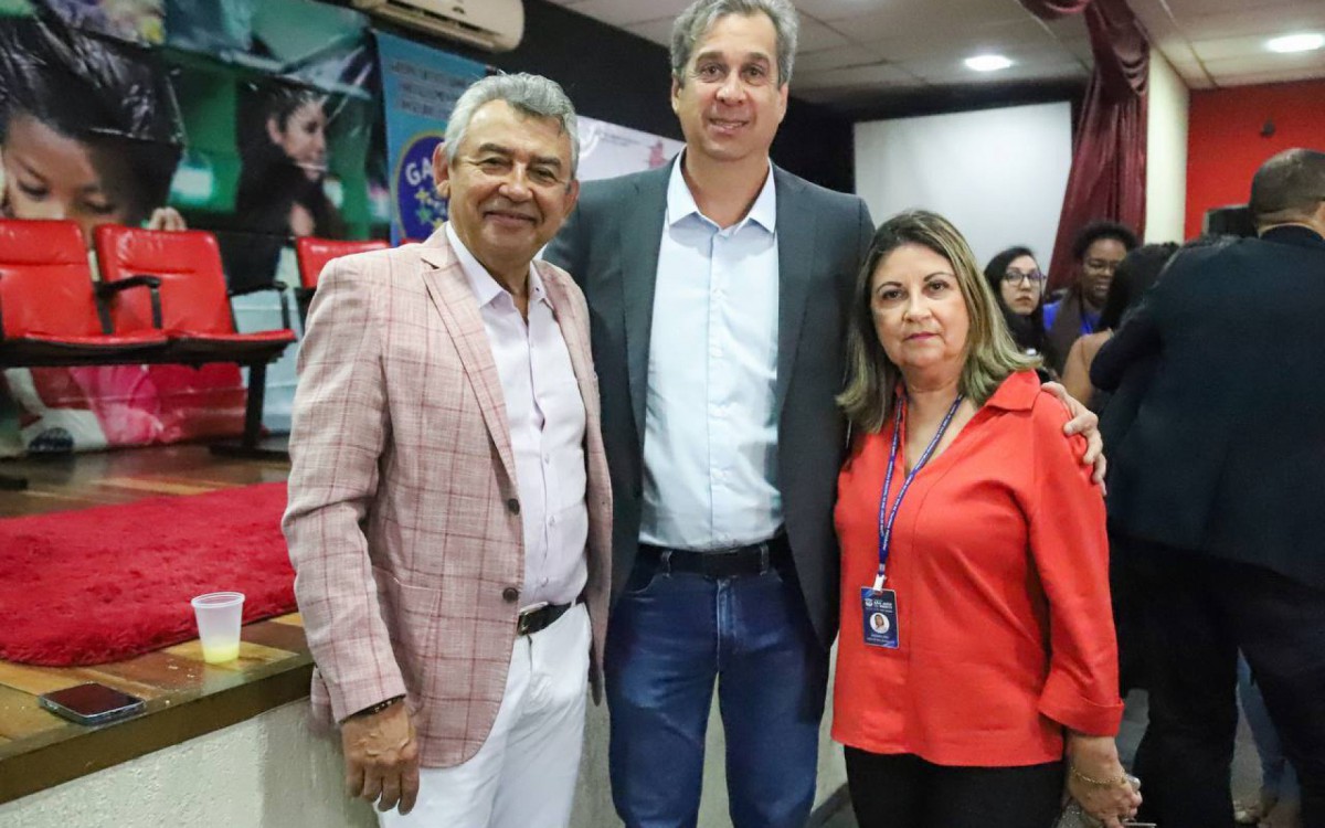 Da esquerda para a direita: prefeito, Dr. Jo&atilde;o; secret&aacute;rio de Educa&ccedil;&atilde;o, Jos&eacute; Carlos e a subsecret&aacute;ria de Educa&ccedil;&atilde;o, Rosemary L&iacute;rio
