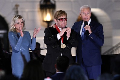 Convidado por Biden, britânico Elton John encanta em show na Casa Branca