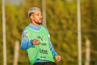 Com problemas no púbis, Arrascaeta atua por apenas 22 minutos pela seleção uruguaia