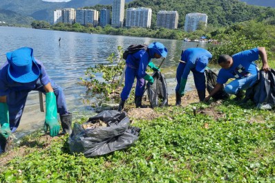Meia tonelada de resíduos é retirada da Lagoa Rodrigo de Freitas