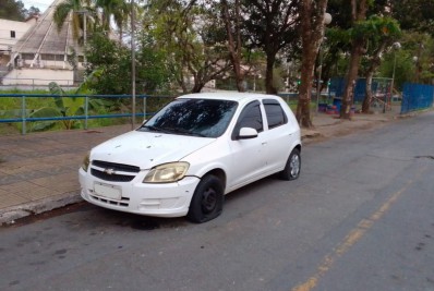 Carro é alvo de tiros na Sessenta, em Volta Redonda