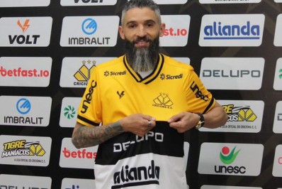 Meia ex-Botafogo é internado com problema pulmonar agudo