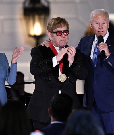 Ao lado da primeira-dama, Jill Biden, Elton John é condecorado com a Medalha Nacional de Humanidades pelo presidente Joe Biden