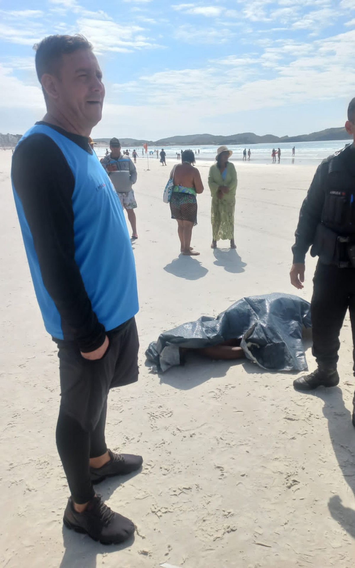 Os agentes da GCM aguardando a remo&ccedil;&atilde;o de um dos cad&aacute;veres - Ludmila Lopes (RC24h)