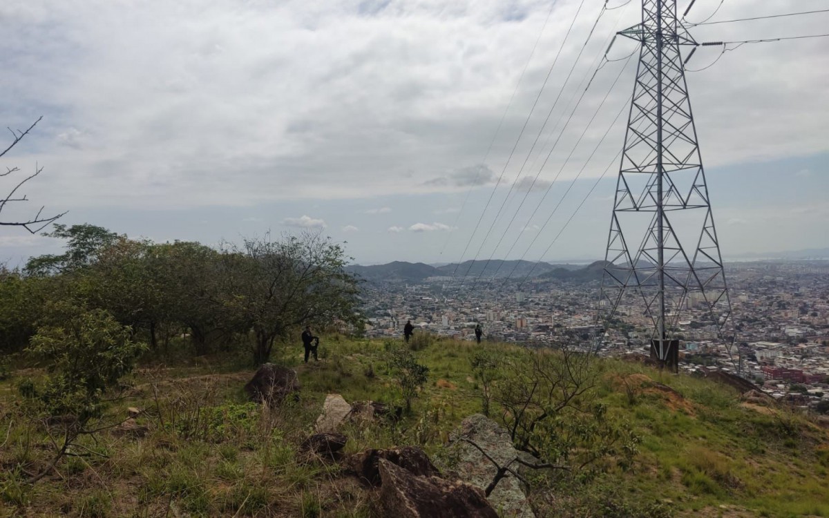 Policiais do 9&ordm; BPM (Rocha Miranda) patrulham regi&atilde;o do Campinho