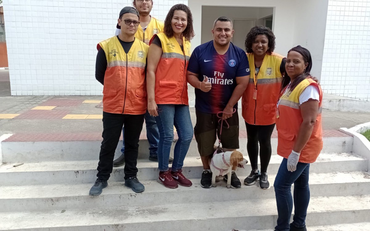 Equipe da Secretaria de Sa&uacute;de na Vila Ol&iacute;mpica sendo parabenizada pelo secret&aacute;rio de esporte e Lazer Rodrigo Gomes