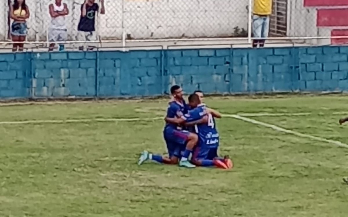 Jogadores comemoram o gol marcado por Jean Cl&aacute;udio contra o Mageense