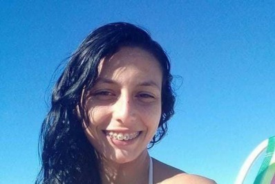 Pedidos por justiça marcam enterro de mulher esfaqueada no Fallet-Fogueteiro; suspeito continua foragido