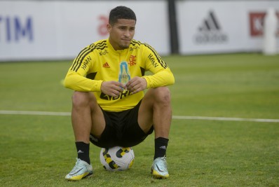 Após proposta do Lyon, Flamengo recua e situação de João Gomes fica indefinida