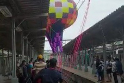 Balão cai em trilhos da SuperVia na Central do Brasil