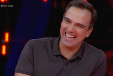 Tadeu Schmidt recebe homenagem de esposa durante 'Domingão'
