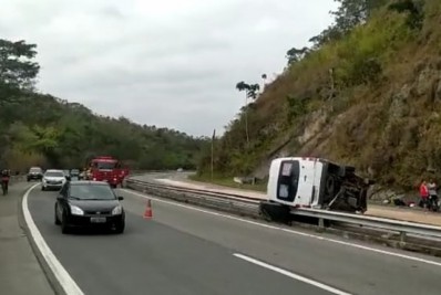 Acidente grave com micro-ônibus deixa três mortos em Petrópolis