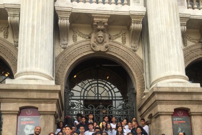 Alunos da rede pública participam de pré-estreia no Theatro Municipal