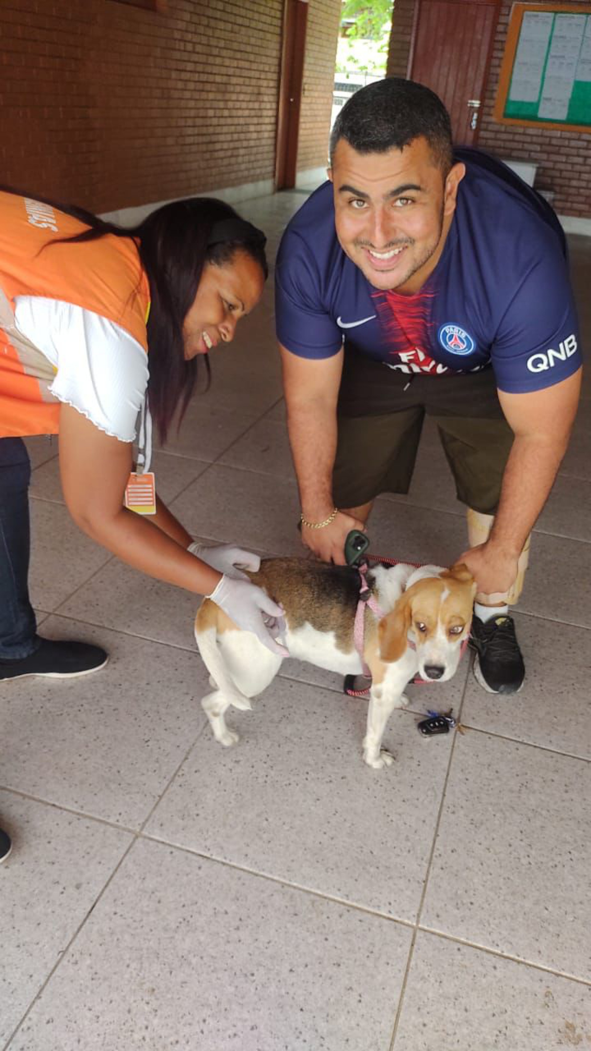 O secret&aacute;rio de Esporte e Lazer e presidente de Honra da Inocentes, Rodrigo Gomes levou sua cachorra  Dory para tomar a vacina antirr&aacute;bica