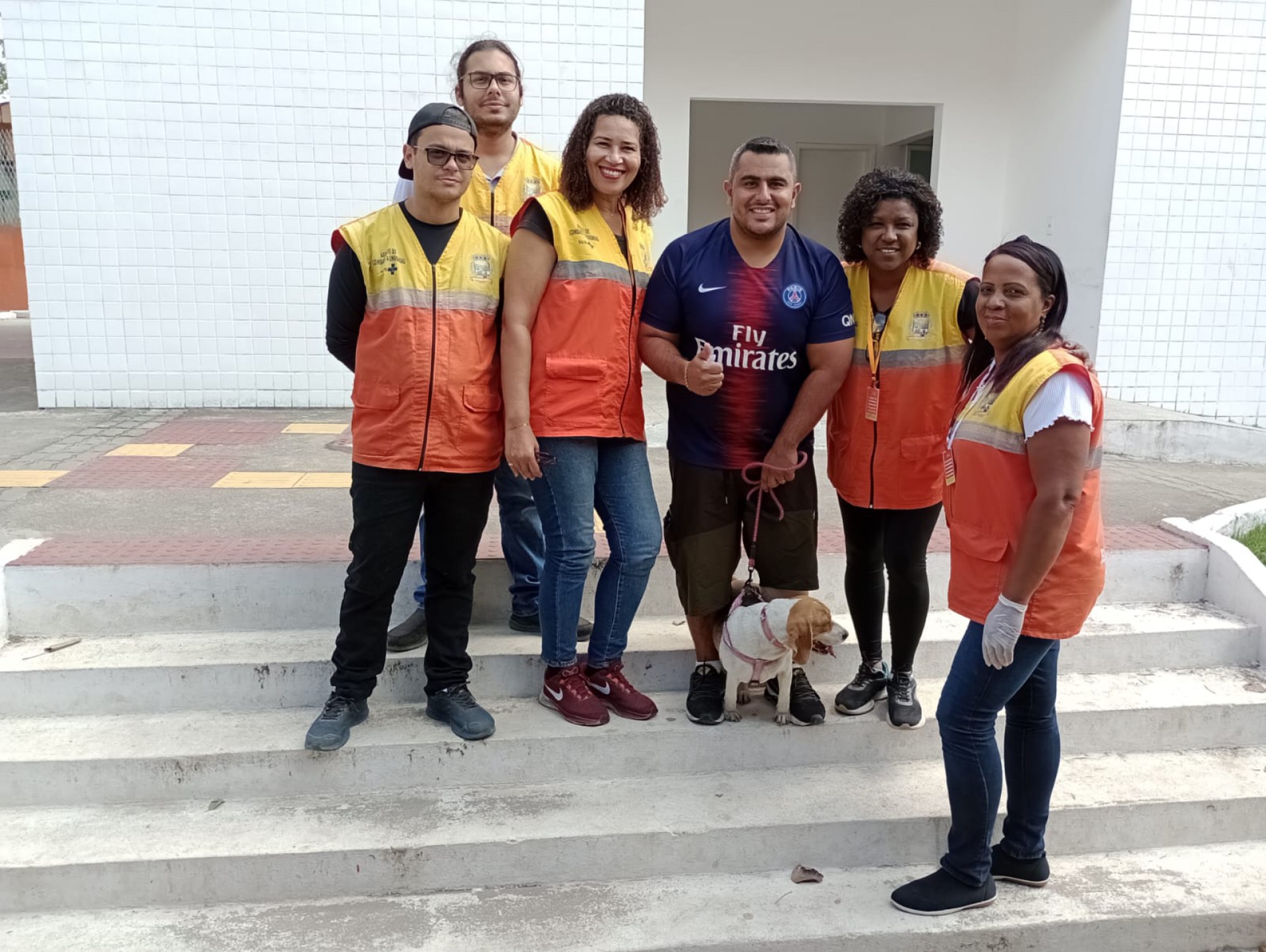 Equipe da Secretaria de Sa&uacute;de na Vila Ol&iacute;mpica sendo parabenizada pelo secret&aacute;rio de esporte e Lazer Rodrigo Gomes - Divulga&ccedil;&atilde;o